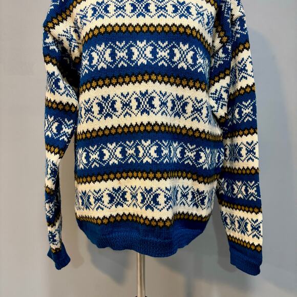 Vintage Hand Knit Norwegian Wool Sweater - Cozy Winter Knitwear, Size XL - Picture 4 of 8